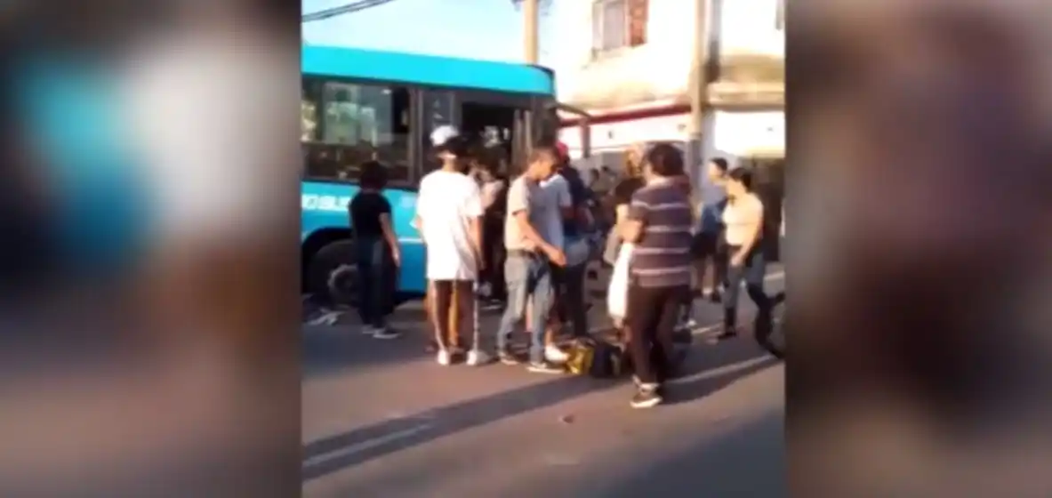 Agredieron a un colectivero de la línea 140 en barrio Las Flores