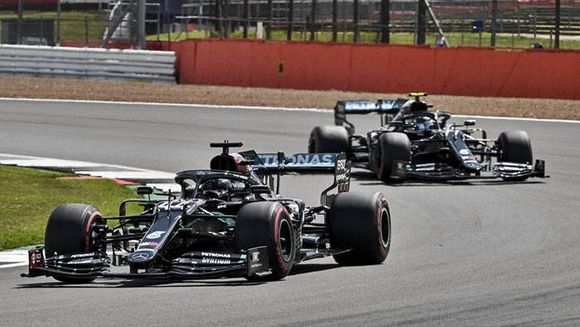 Hamilton cruza la meta con una goma pinchada y gana por séptima vez el GP británico