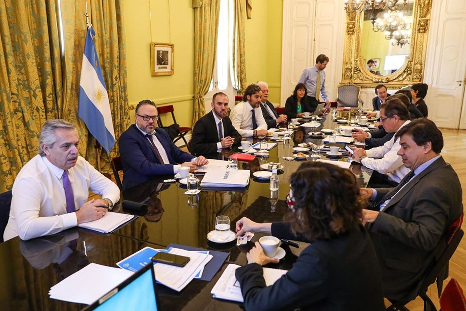El Gobierno nacional analiza restringir el transporte terrestre y aéreo