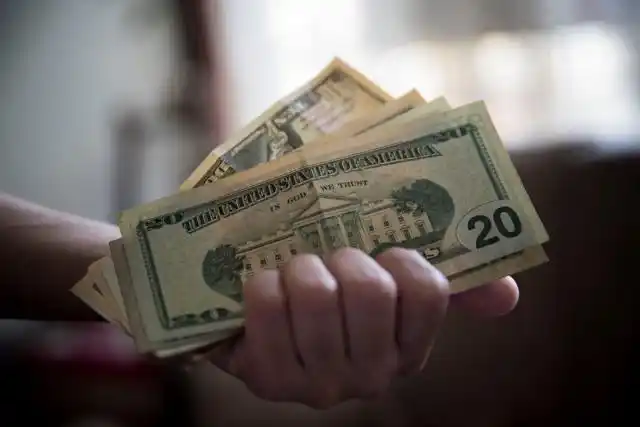 El blue cerró en $76,50 y el dólar "solidario", en $81,90
