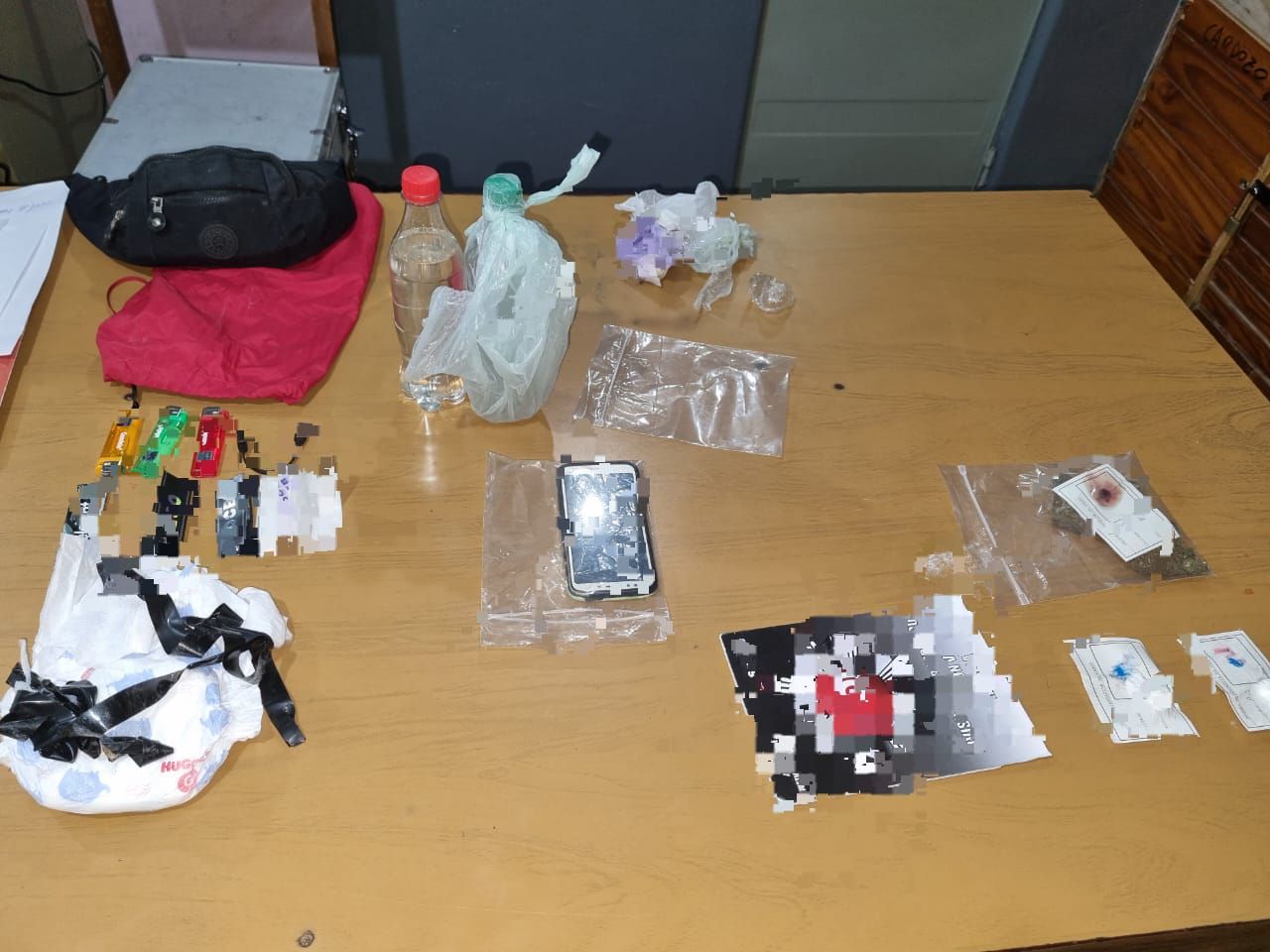 Intentó ingresar a la Alcaidía escalando el techo: secuestraron cocaína, marihuana y un teléfono