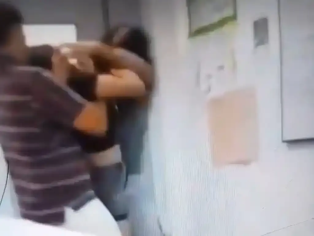 La brutal pelea quedó registrada en video.
