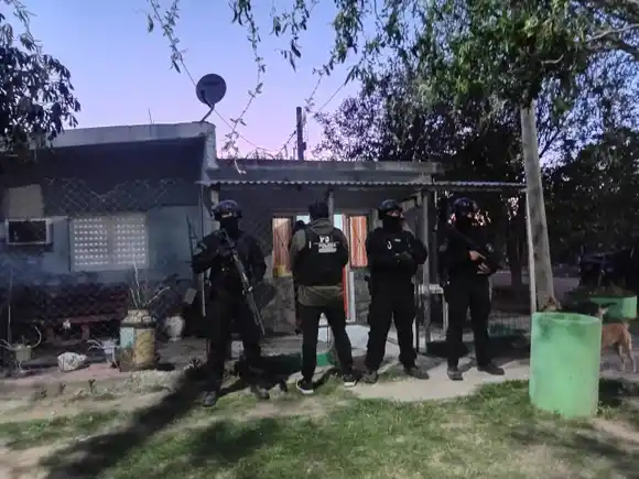 A bordo de una moto, sacó un arma y disparó al menos cinco veces contra un vecino en Frontera: lo detuvieron