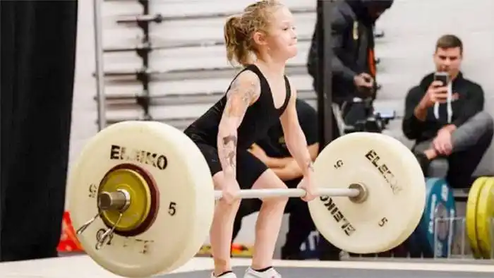 Tiene 7 años y puede levantar hasta 80 kilos