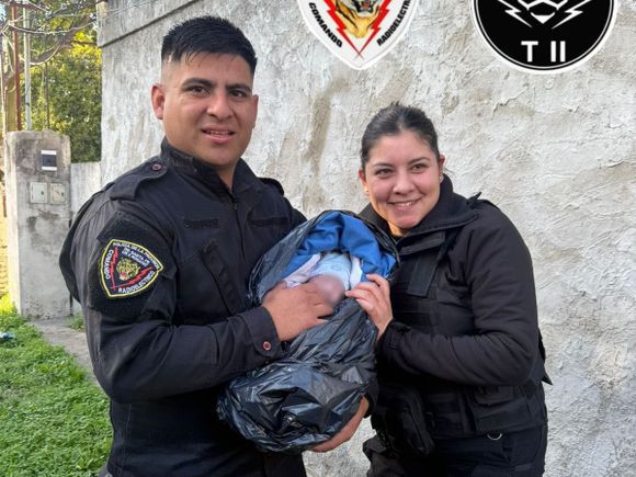 Dos policías ayudaron a una mujer embarazada a dar a luz en zona noroeste