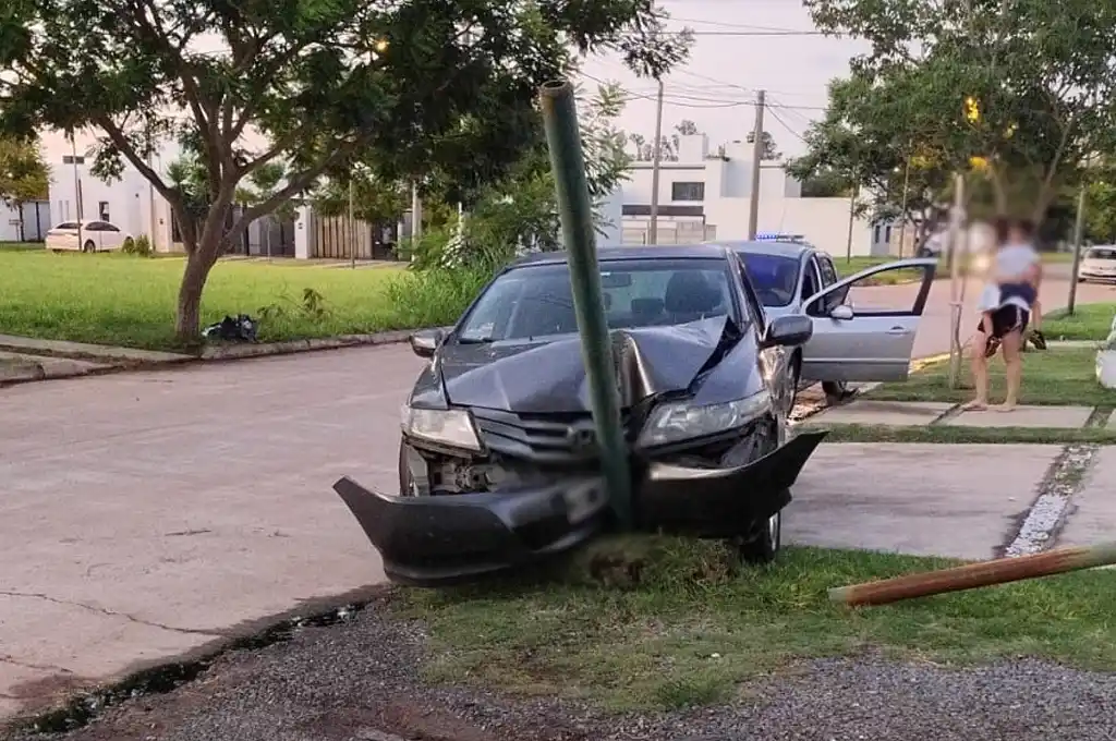 Impactó contra una columna del alumbrado público