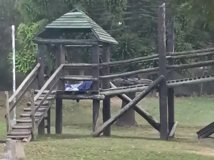 Reclamos por gente durmiendo en la plaza de la Amistad