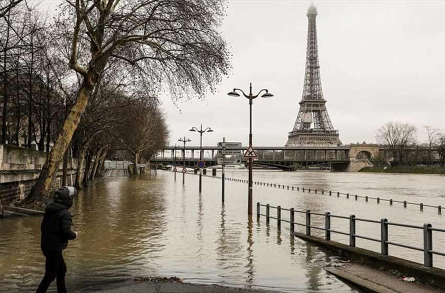 Un millar de personas evacuadas en Paris por la crecida del Sena