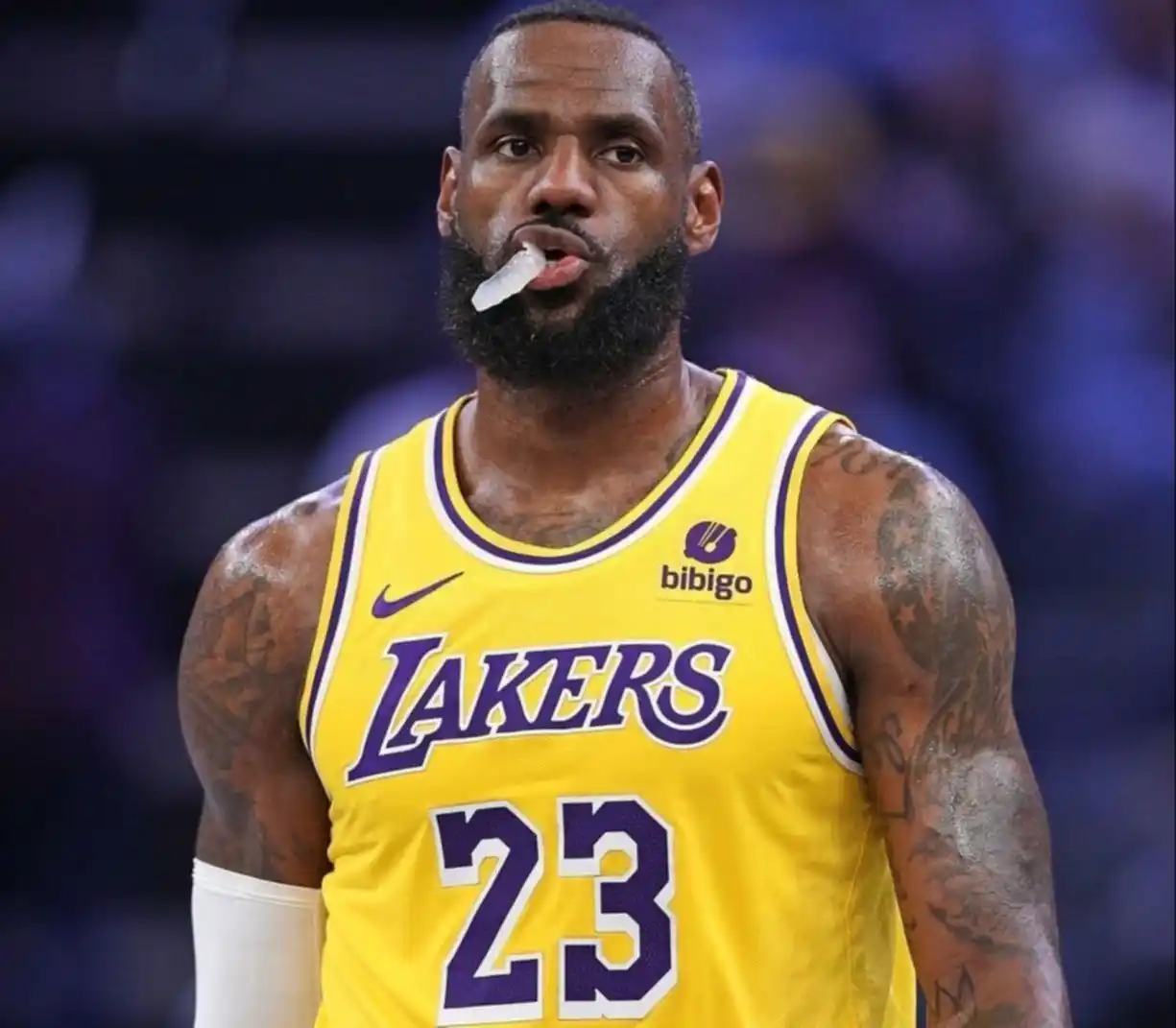Insólito: otro error en el reloj beneficia a los Lakers