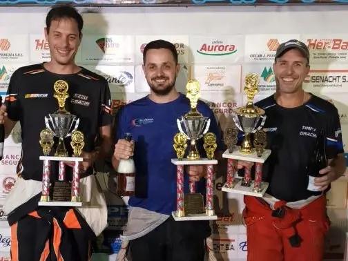 Agustín Bonomo, el ganador en el podio junto a Ezequiel García y Mariano García.Foto:Diarile El Tiempo