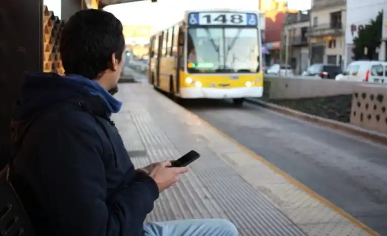 Un colectivo circulando por Buenos Aires.