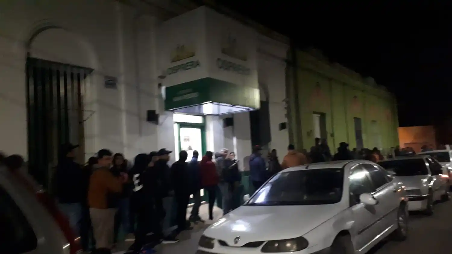 Centro Cosmopolita: larga fila para cobrar por el  “trabajo de remisería” para las elecciones