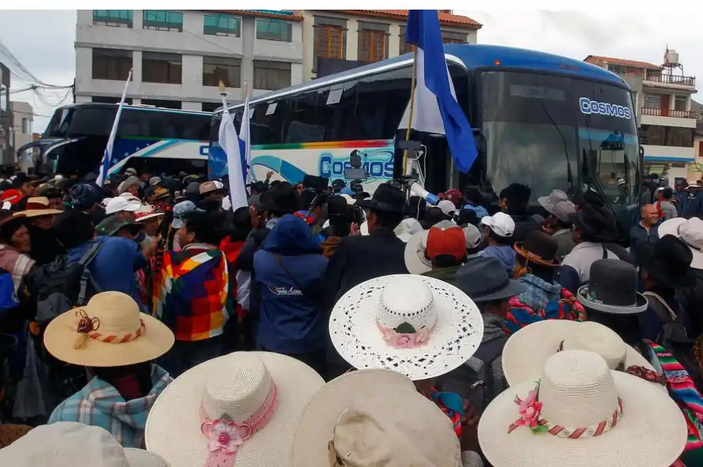 Habitantes del sur de Perú llegan a Lima para pedir la renuncia de Boluarte