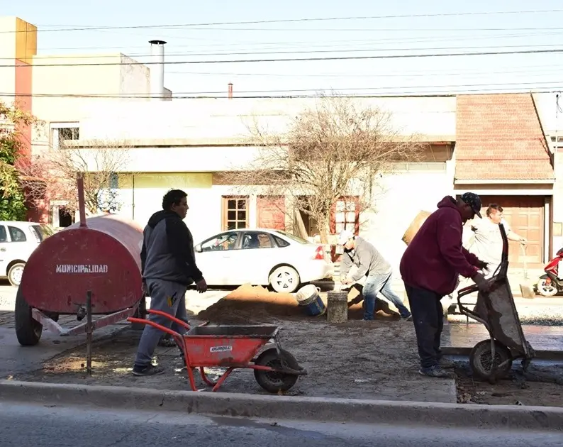 Avanza obra de estacionamiento en plazoletas