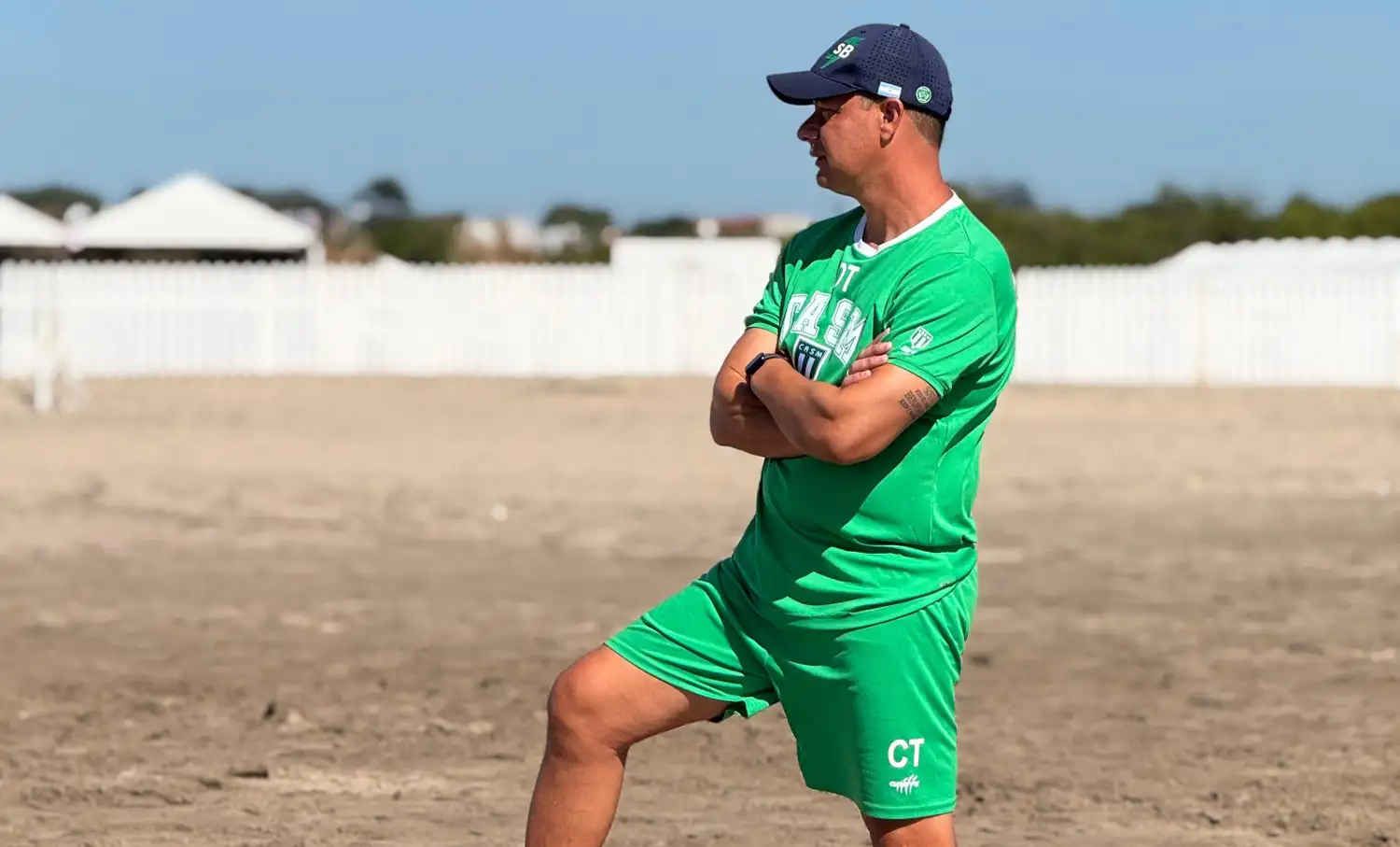 Sebastián Battaglia durante los trabajos en la playa marplatense.