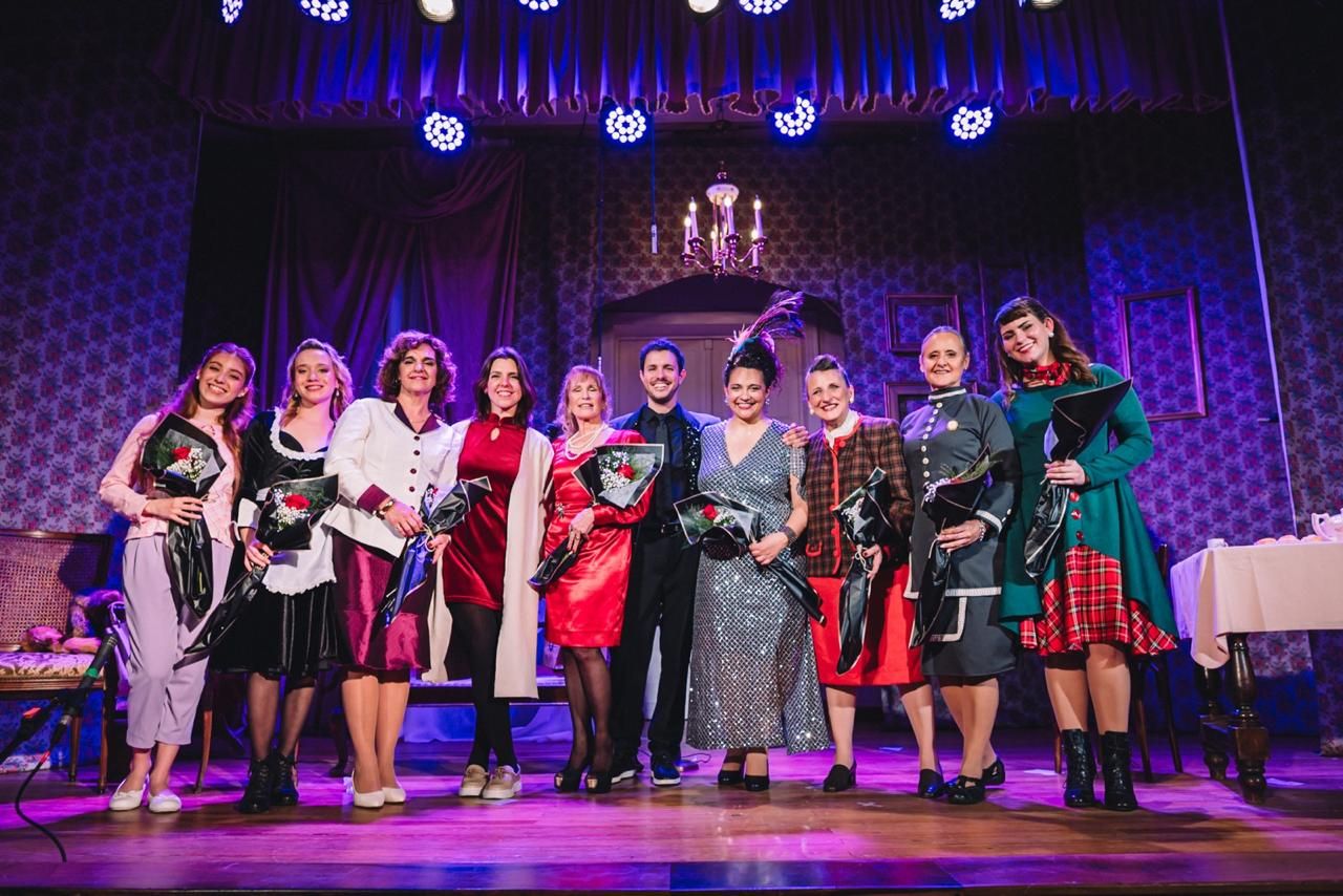 La obra de teatro “8 Mujeres, una jauría de secretos” de Robert Thomas se presenta en la sala del Instituto Magnasco