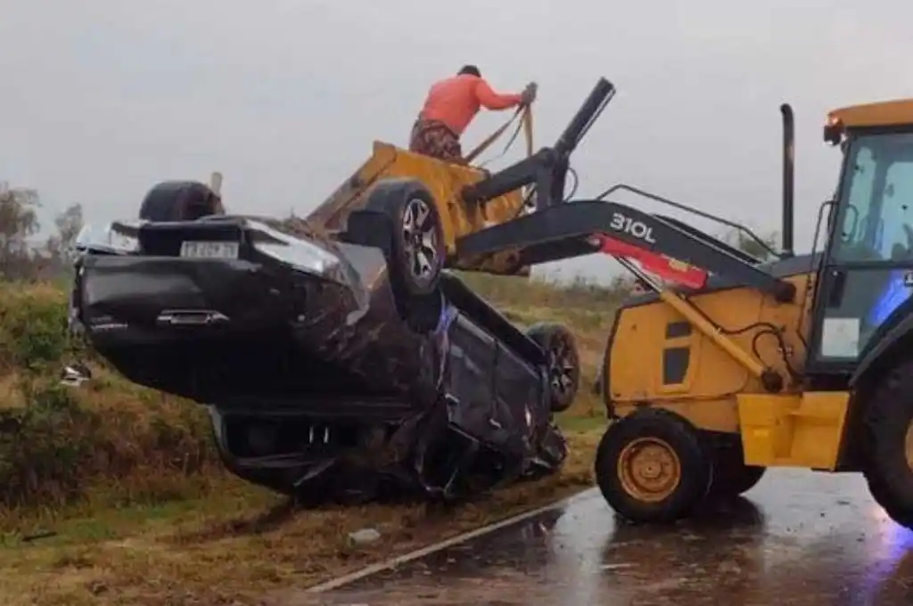 Siniestro vial en Ruta 1: un automovilista despistó y volcó su camioneta