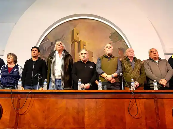 Los gremios del transporte se declararon en estado de alerta y preparan medidas de fuerza contra el Gobierno