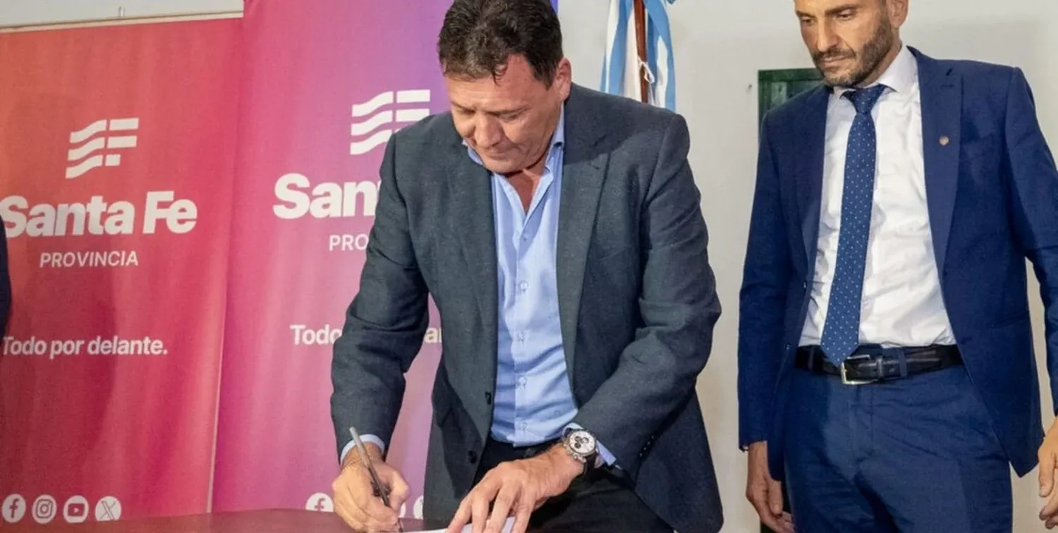 Además de entregar escrituras, en la ocasión, los mandatarios municipal y provincial firmaron un acuerdo en el marco del Plan Incluir, mediante el cual San Lorenzo sumará alumbrado público con una inversión provincial de 121 millones de pesos.