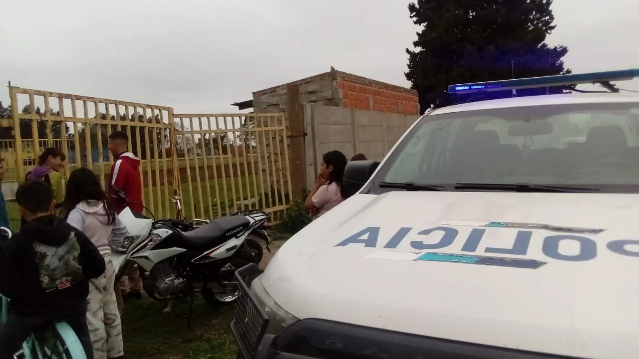 La policía trabajaba en la zona para la identificación del cadáver.