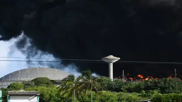 LAS LLAMAS LLEGAN A OTRO DEPÓSITO: un rayo provocó incendio en tanque de petróleo en Cuba y deja 52 heridos