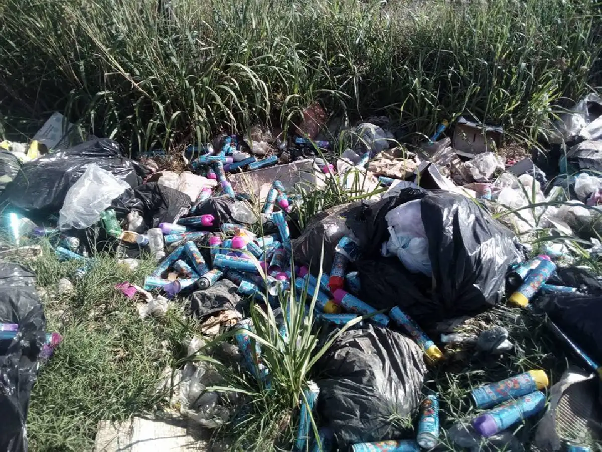 Escrachan a vecinos que arrojan basura en la vía pública