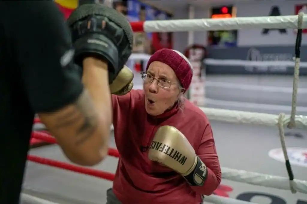 Es viral: abuelita practica boxeo para `frenar´ el Parkinson. VIDEO