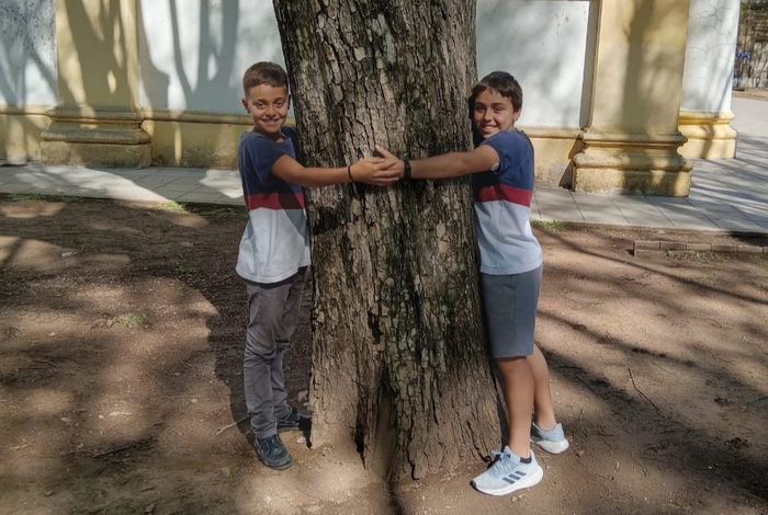 niños con las Tipas de la plaza