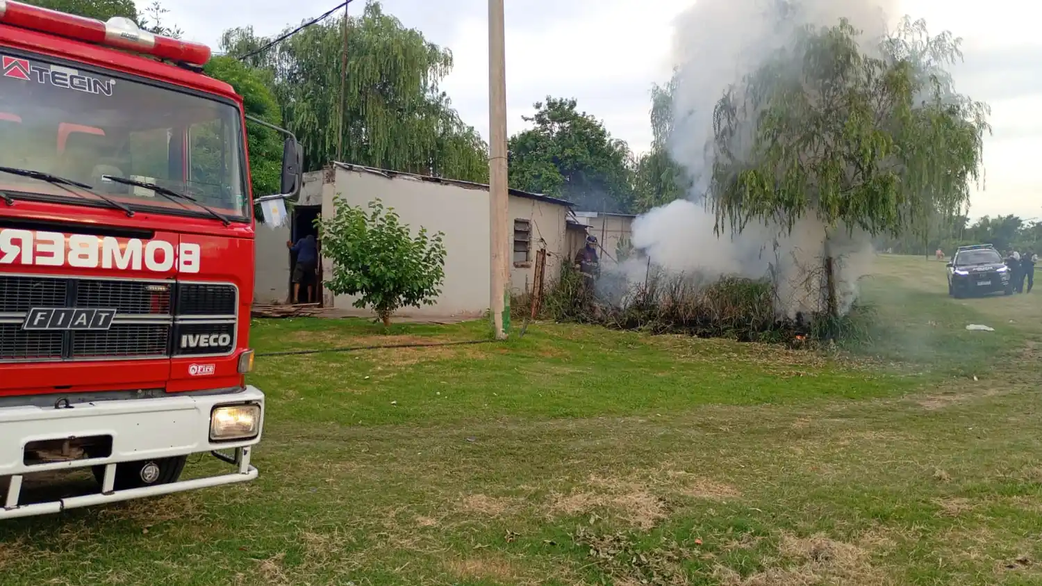 Fuego en el patio de una casa: un montón de pasto y basura ardieron en una tarde calurosa  Champagnat al 700 - 3