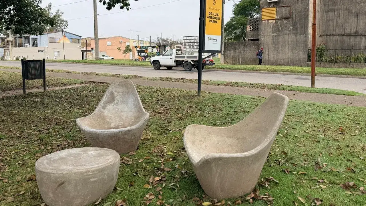El espacio verde Dr. Luis Ambrosio Parra suma nuevo mobiliario urbano - 2