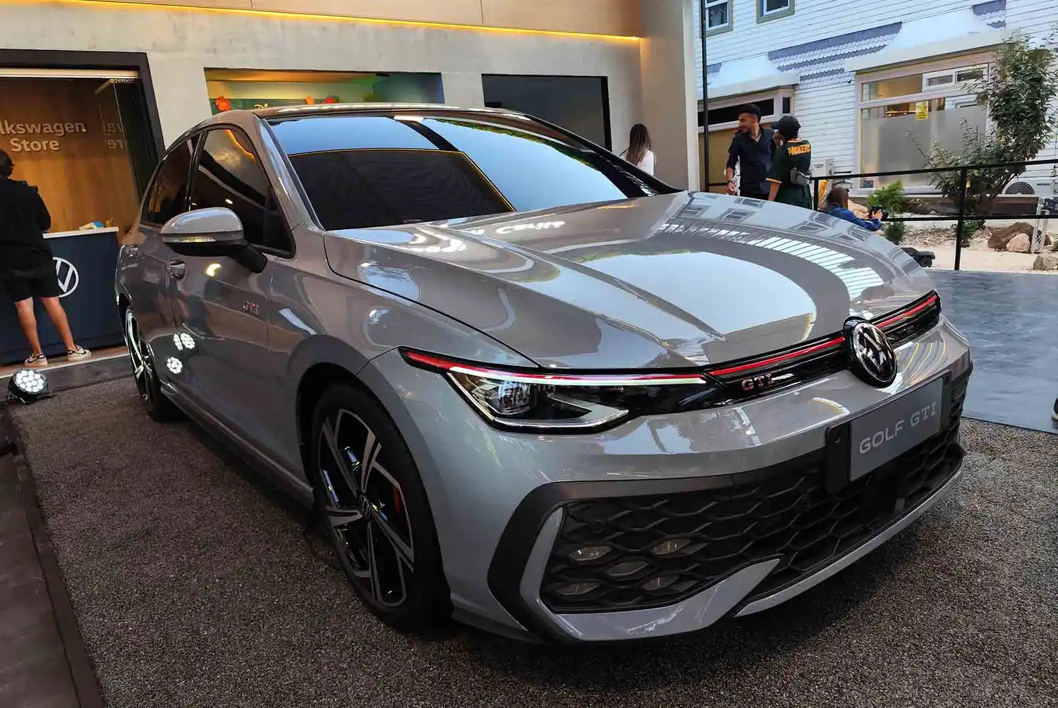 El Golf GTI que permanecerá en exhibición en Cariló hasta finales de enero.