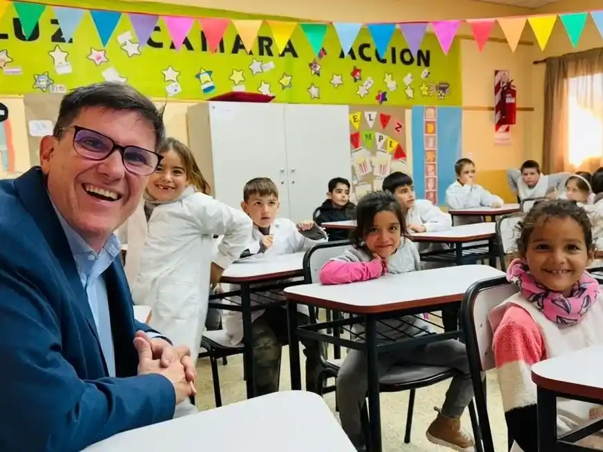 "Mayor carga en idiomas y nuevos conceptos en tecnología" se introducirán en las escuelas primarias en 2026, dijo Goity.