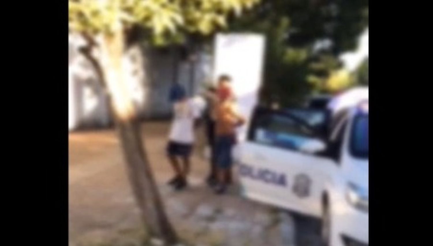 Una imagen que duele: el video de dos nenes de 12 y 13 años detenidos por intentar asaltar a una mujer en La Plata