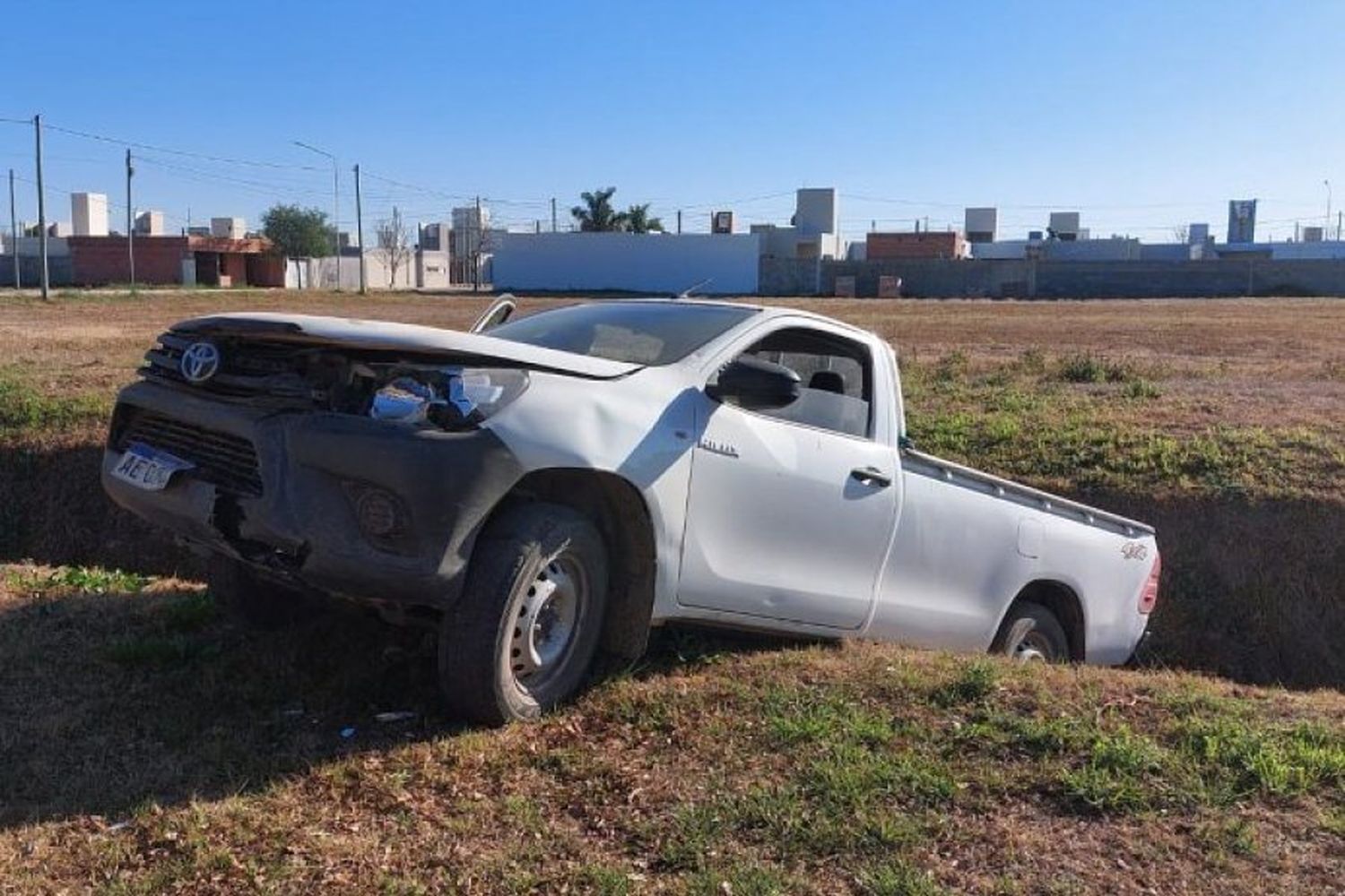 Se descompensó mientras venía manejando y chocó contra una camioneta que estaba estacionada