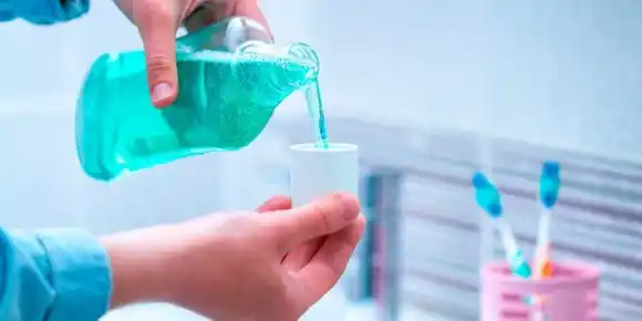 Estudio revela que enjuague bucal reduce la carga viral del COVID-19