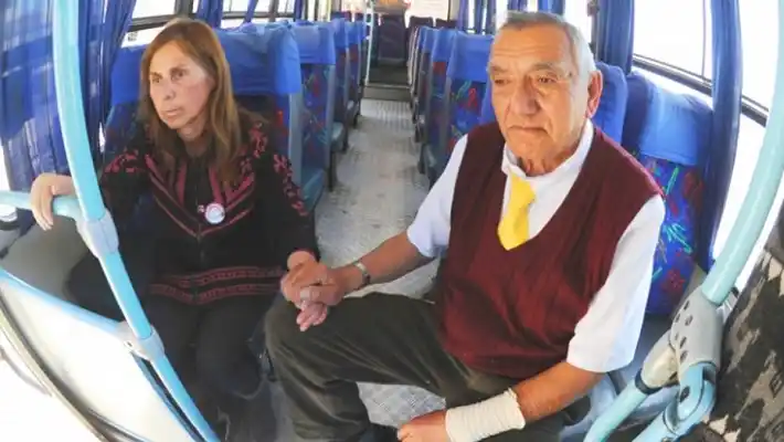 Colectivero maneja junto a su esposa con Alzheimer porque no tiene quién la cuide