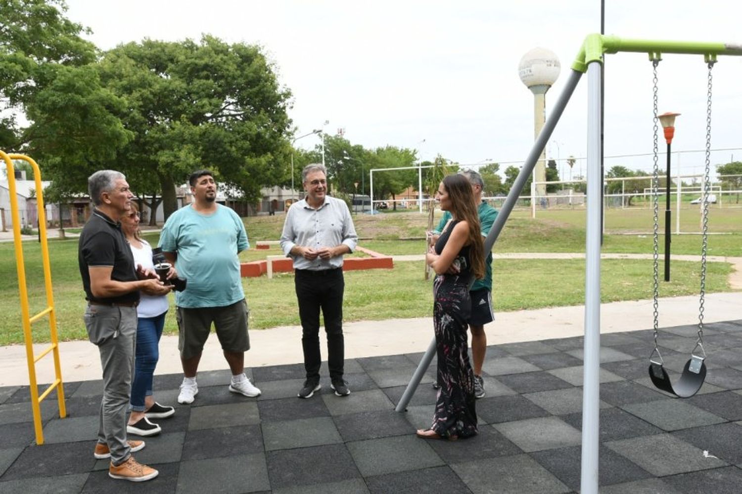 El intendente Luis Castellano visitó la plaza del barrio San José para ver la nueva estructura de juegos instalada en ese sector de la ciudad.