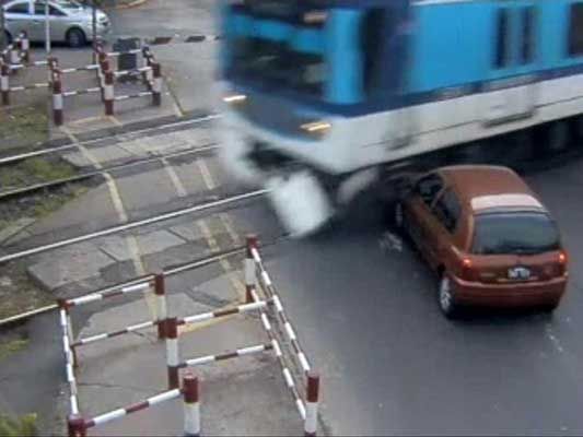 Video: Intentó cruzar con barreras bajas y fue embestido por un tren