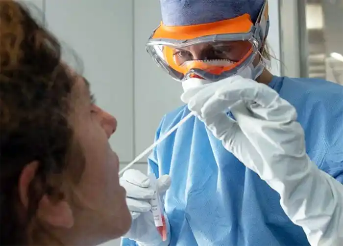 Covid: Hubo 32 mil casos en 24 horas y en una semana el promedio subió 31%