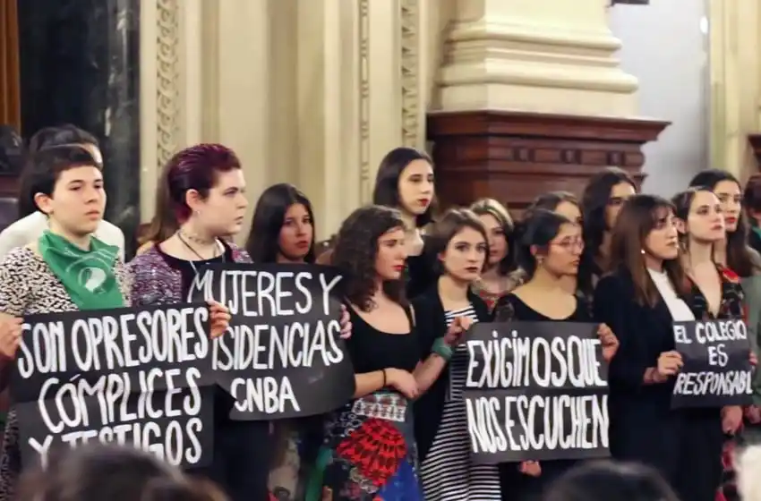 Ex alumnas del Nacional Buenos Aires denunciaron acosos y violencia machista durante un acto de egreso