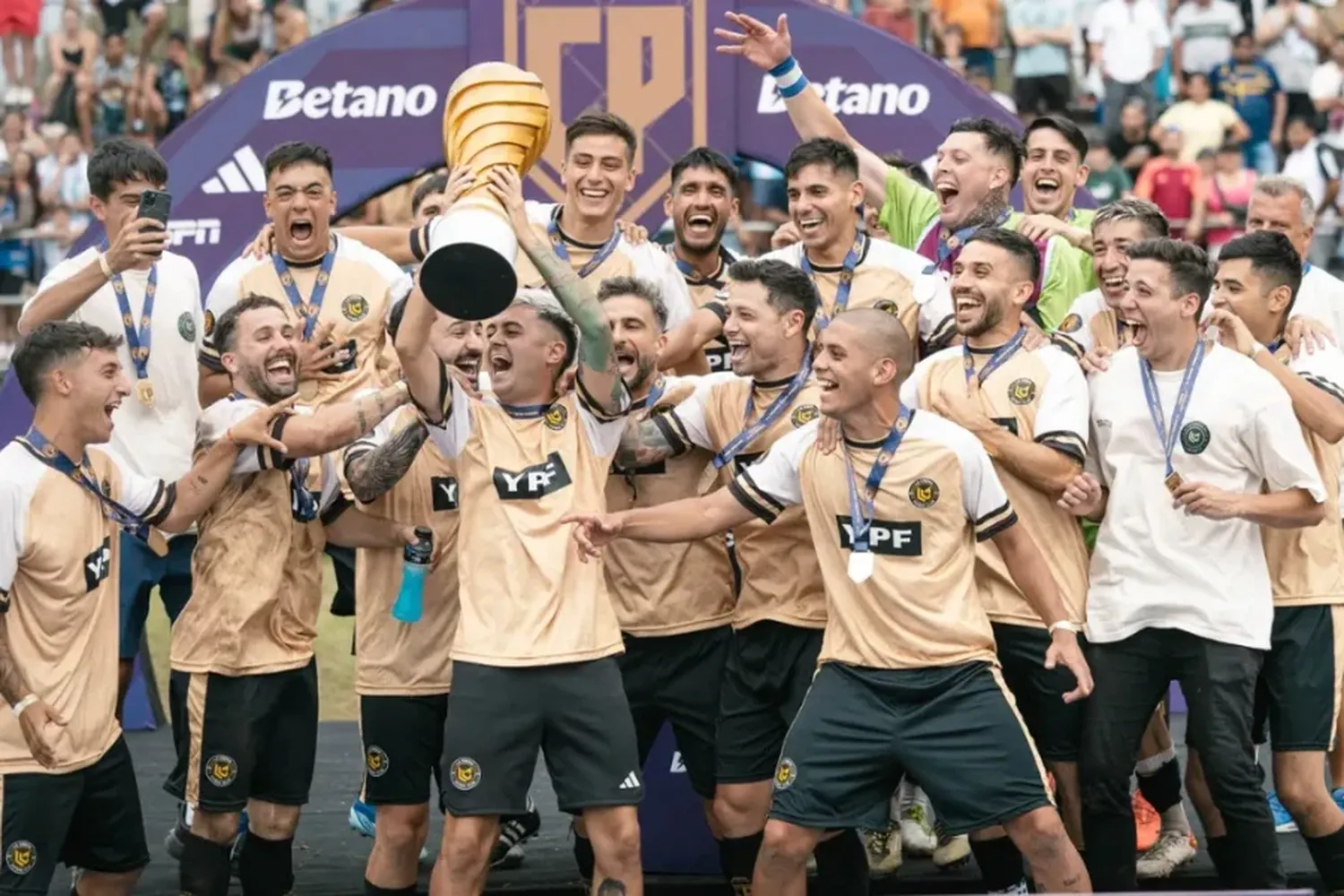 Copa Potrero: La Crema de Mauro Zárate se consagró en el torneo organizado por el Kun Agüero