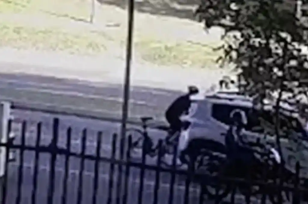 Ciclista chocó un auto estacionado