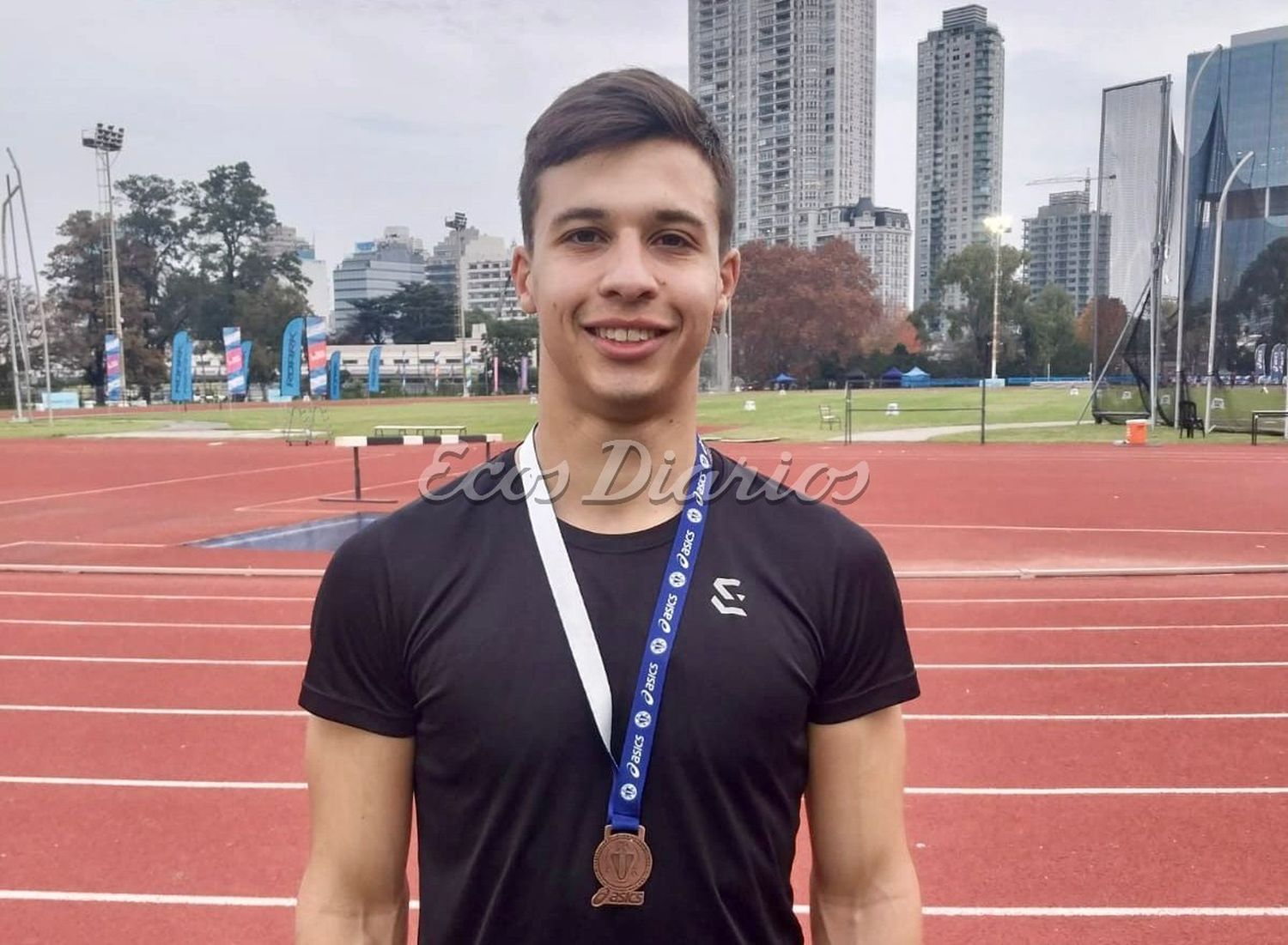 Facundo Muguiro. Posa con su medalla de bronce