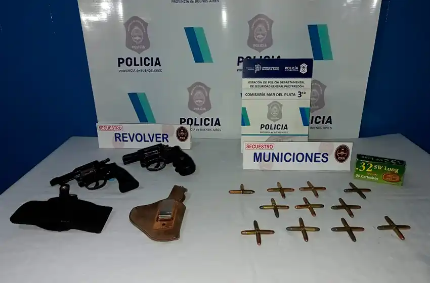Le molestaban los gritos del perro y la amenazó: allanaron la casa y tenía armas y municiones