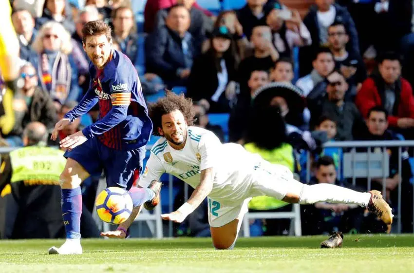Messi perdió el botín y ¡asistió descalzo!