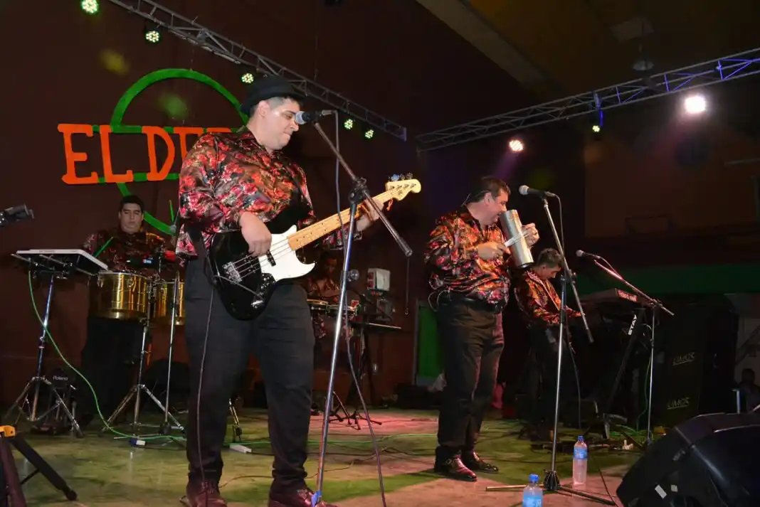 El líder de un grupo de cumbia se descompensó y murió en pleno show en Chascomús