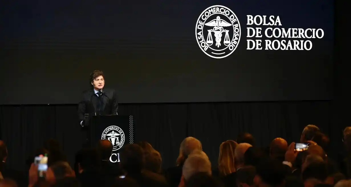 Discurso de Javier Milei en la Bolsa de Comercio de Rosario. Crédito: Marcelo Manera
