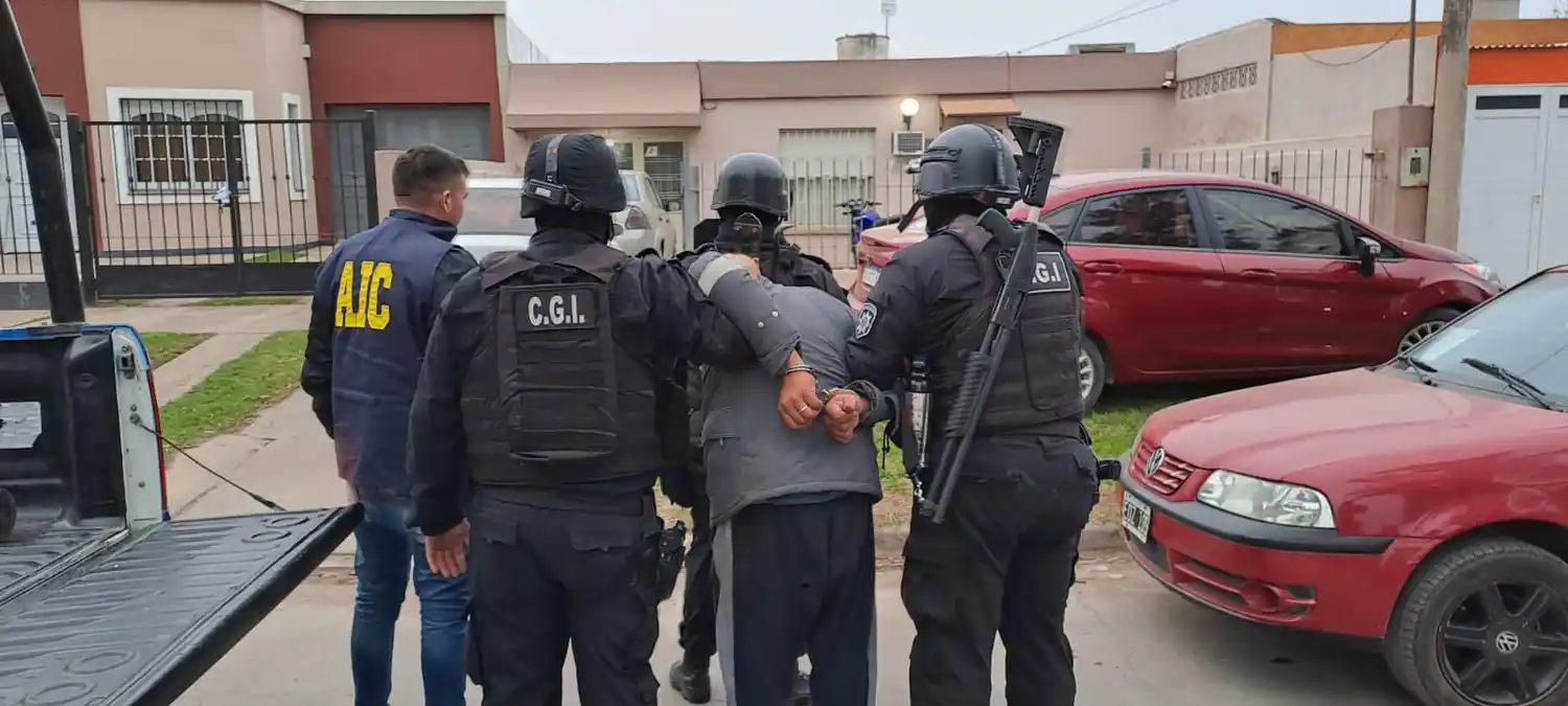 Policías escoltando a detenido