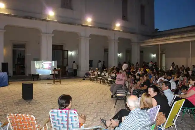El disco “Aulas que suenan” se presentó en la Escuela Castelli