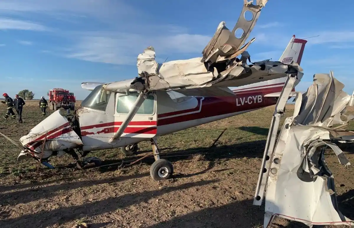 La avioneta destruida tras el aterrizaje